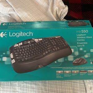 Mk550 Logitech wireless  Keyboard and mouse - batteries for mouse included